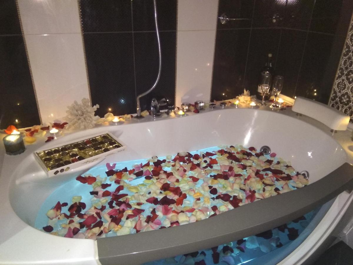 Home In Center With Jacuzzi Ivano-Frankivszk Kültér fotó