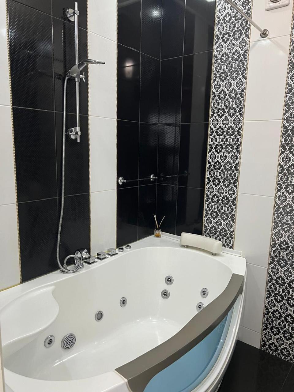 Home In Center With Jacuzzi Ivano-Frankivszk Kültér fotó