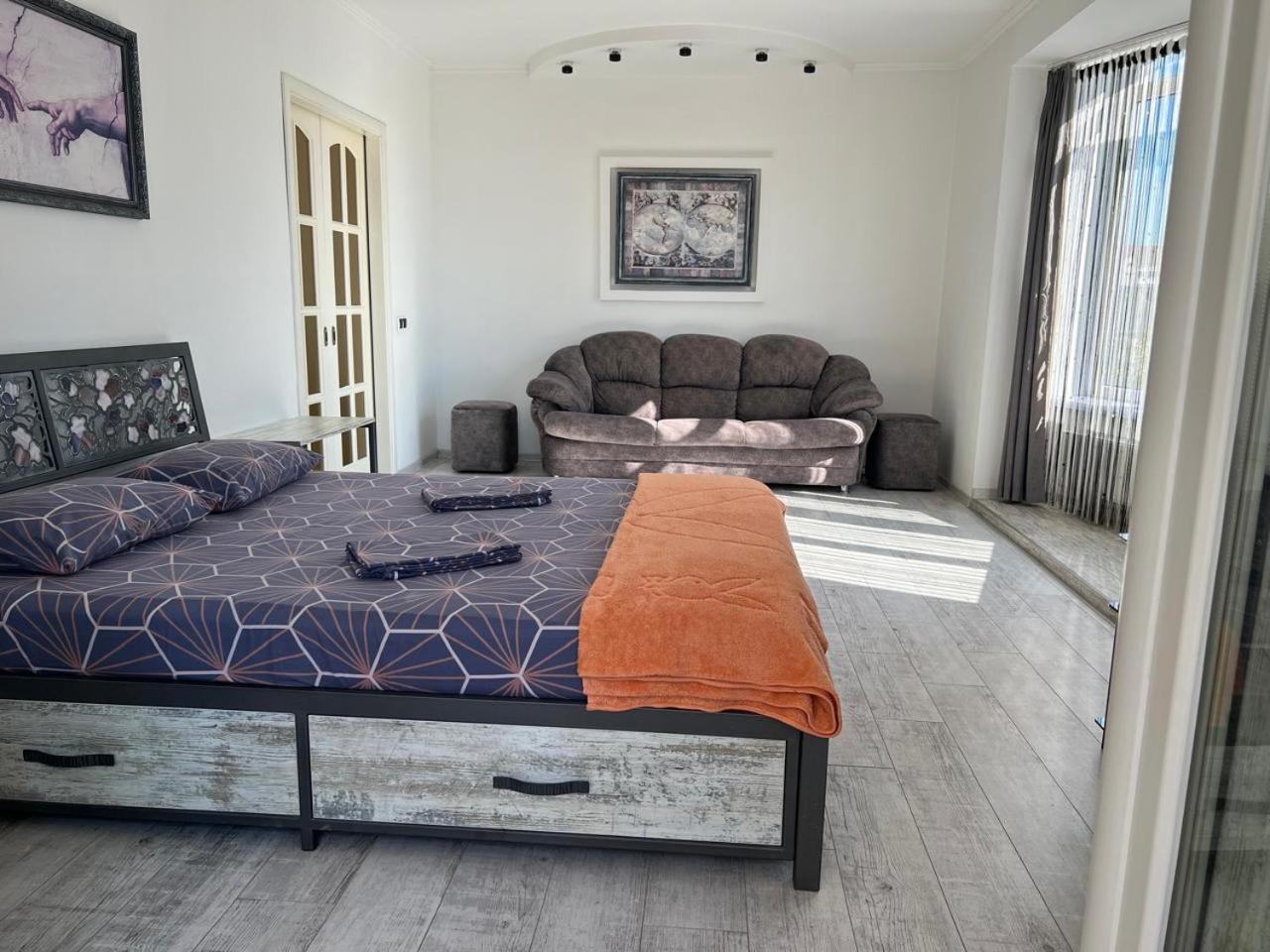 Home In Center With Jacuzzi Ivano-Frankivszk Kültér fotó